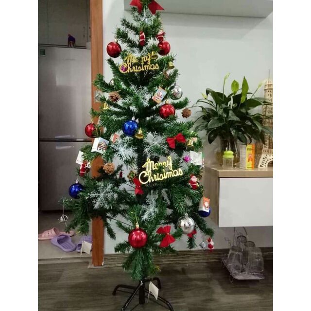 Cây thông noel có kèm phụ kiện trang trí