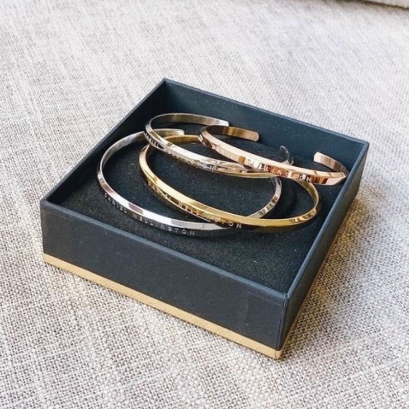 Vòng tay titan nam nữ dạng cuff chất liệu titan không rỉ có khắc tên theo yêu cầu | BigBuy360 - bigbuy360.vn