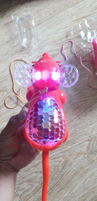Chú chuột thần tài đi dạo có nhạc và đèn Led rất đẹp tặng kèm pin