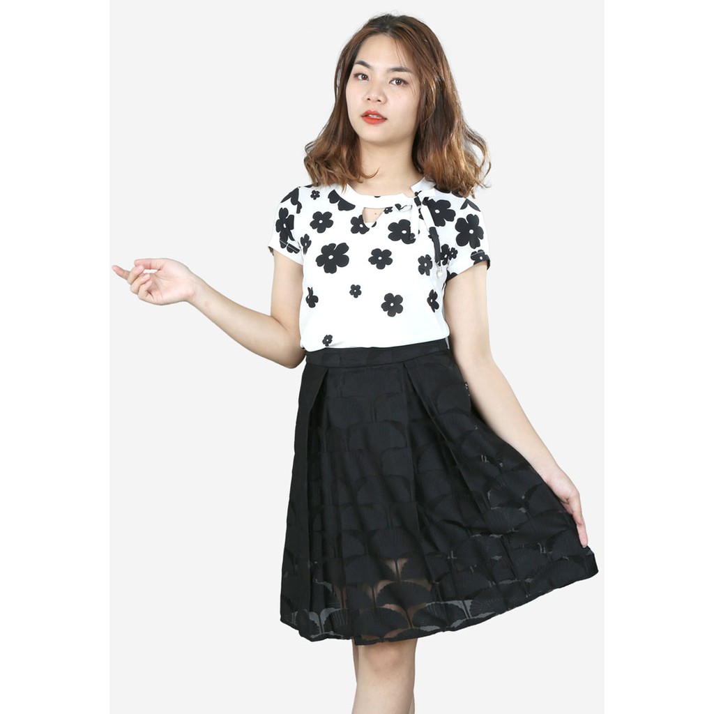 Áo sơ mi tay cộc lụa trắng hoa chân đen dáng croptop cổ tàu xẻ V nơ dây The One Fashion ADD1573DETR