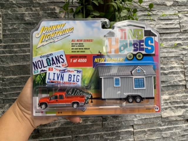 Johnny Lightning - 2002 Chevy Silverado 1500 with Tiny House - Xe mô hình tỉ lệ 1/64