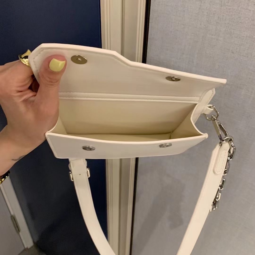 Túi Xách Đeo Dưới Cánh Tay Dáng Vuông Nhỏ Phối Dây Xích Thời Trang Cho Nữ