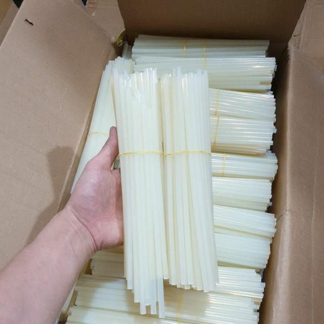 2 cây keo nến nhỏ dán mũ và các vật dụng khác