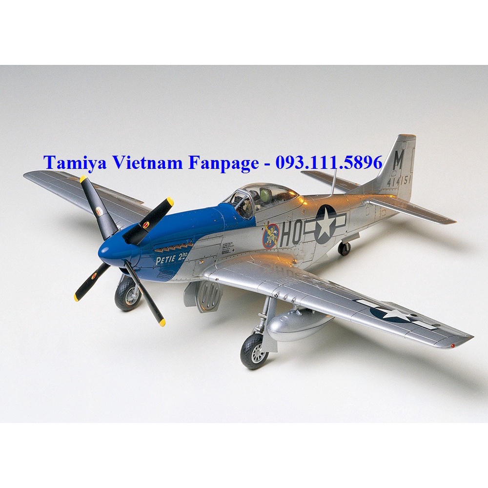 61040 Mô hình máy bay quân sự 1/48 SCALE NORTH AMERICA P-51D MUSTANG 8th AF