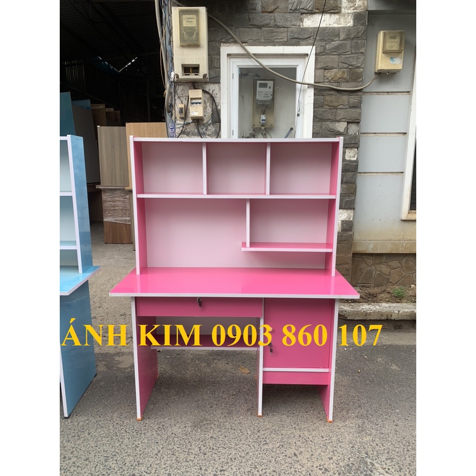 Bàn học sinh màu xanh dương cho bé trai kèm kệ sách tặng hình doremon đẹp tphcm