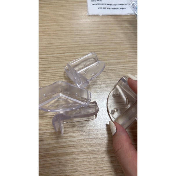 Miếng Bọc Góc Bàn Bịt Cạnh Bàn Silicon CAO CẤP Góc Vuông An Toàn Cho Bé