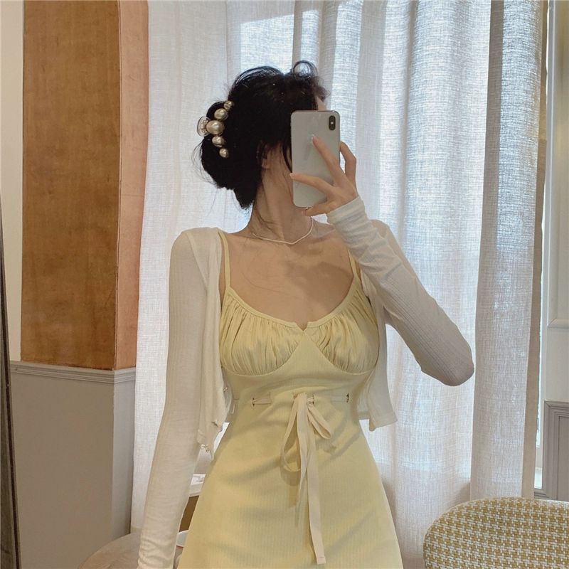 Váy hai dây màu vàng có sẵn cúp ngực kèm áo khoác crop trắng tay dài | BigBuy360 - bigbuy360.vn