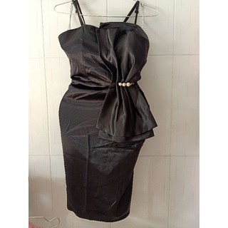 Đầm body đen.