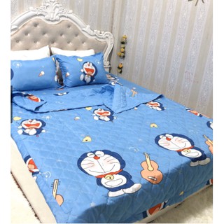 Set 4 Món Chăn Hè Trần Bông, Ga và 2 Vỏ Gối Chất Cotton Poly Mẫu DOREMON ĐÁNH ĐÀN Dành Cho Bé Trai