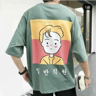 Áo thun tay lở cậu bé tóc vàng
