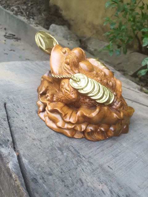 Tượng mỹ nghê - tượng cóc ngậm tiền - thiềm thừ gỗ bách xanh mạ vàng | BigBuy360 - bigbuy360.vn