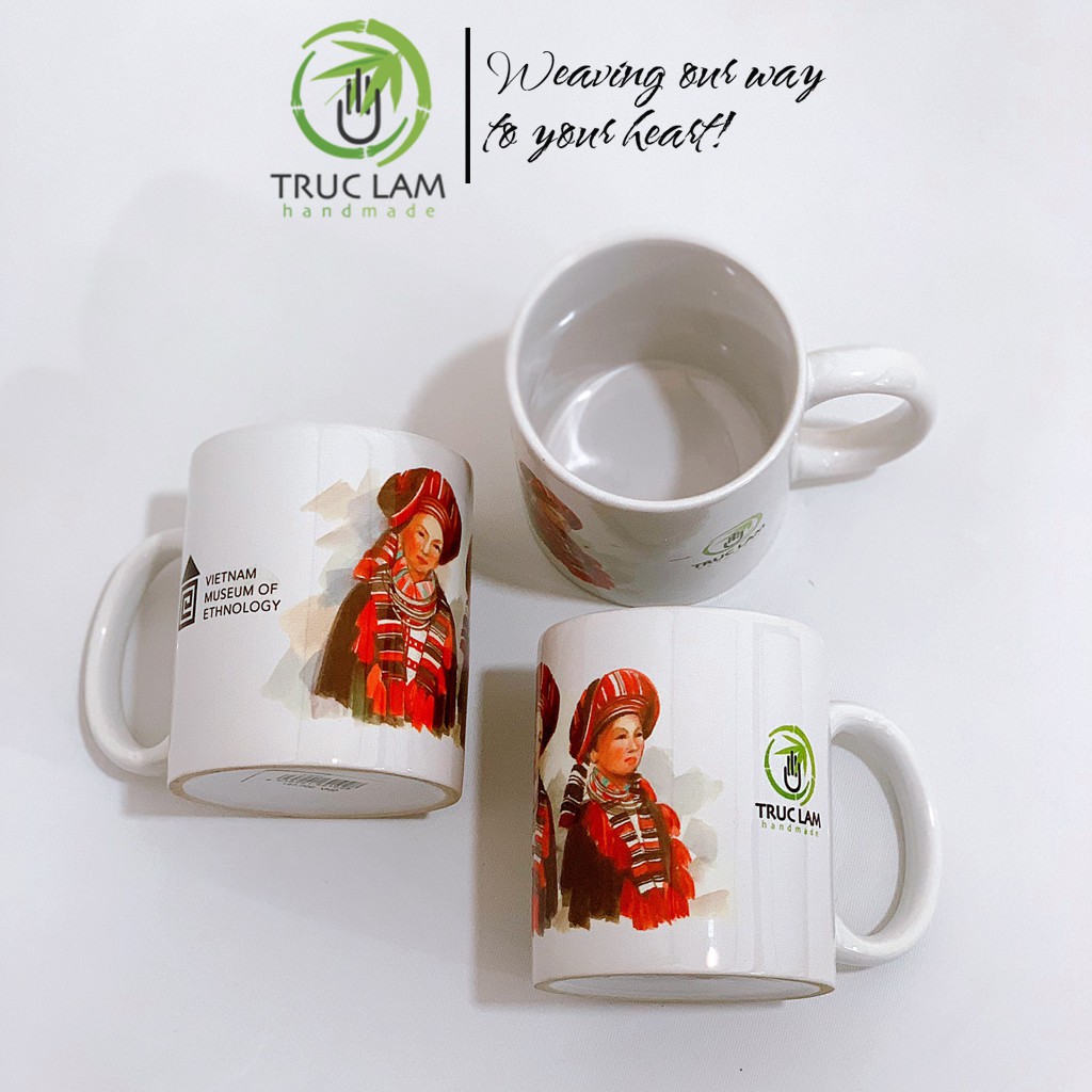 Cốc Uống Nước Có Quai Cầm Chất Liệu Sứ Bát Tràng In Hình 2 Cô Gái Người Dân Tộc Dao - Trúc Lâm Handmade