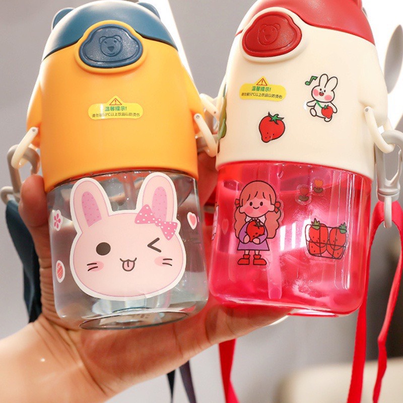 BÌNH ĐỰNG NƯỚC NGHỘ NGHĨNH CÓ QUAI ĐEO KÈM STICKET DUNG TÍCH 650ML DÀNH CHO CÁC BÉ ĐI HỌC NHỎ GỌN DỄ THƯƠNG