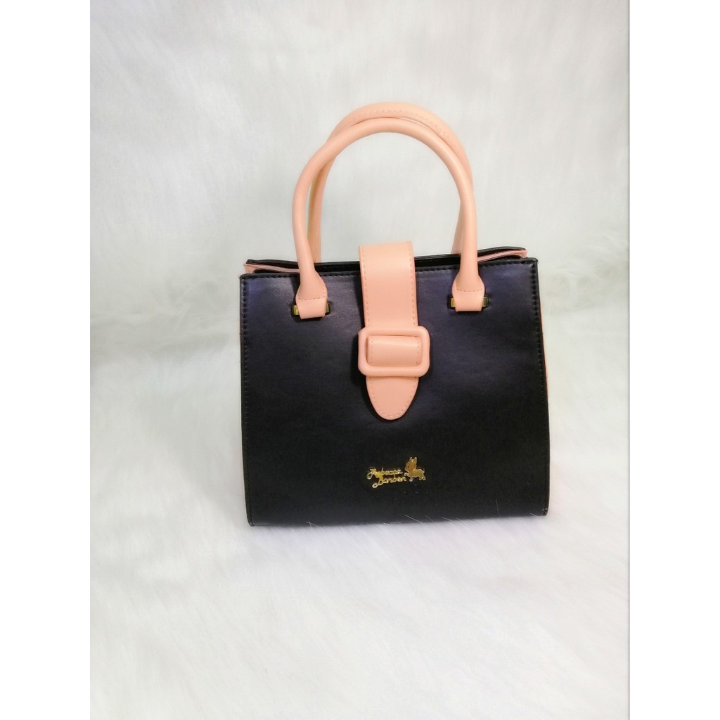 Túi cầm tay vuông màu hồng phối đen PU. #RebeccaBonbon chó Bull Nhật Bản