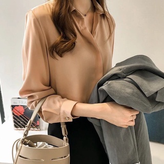Áo sơ mi nam nữ màu be, thiết kế đơn giản, phong cách hiện đại.