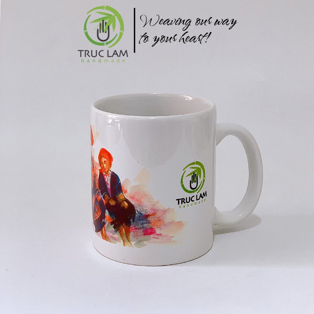 Cốc Uống Nước Có Quai Cầm Chất Liệu Sứ Bát Tràng In Hình 2 Cô Gái Dân Tộc Ngồi Thêu Vải Thổ Cẩm - Trúc Lâm Handmade