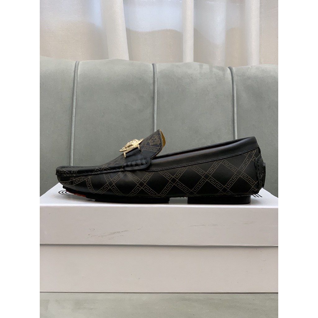Giày lười nam da thật VERSACE thiết kế mang phong cách cổ điển, thanh lịch với họa tiết được in trên mặt da bắt mắt
