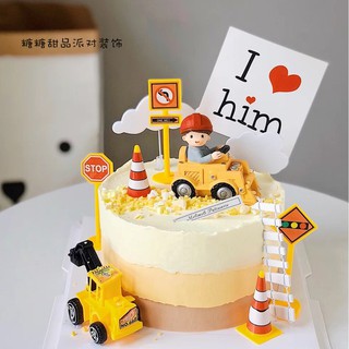 Trang trí bé trai lái máy xúc nhựa