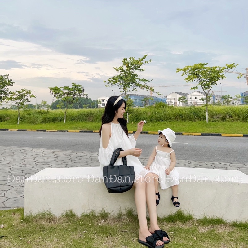 Váy yếm tay bồng cho mẹ và hai dây trắng xuông cho bé đi chơi đi du lịch