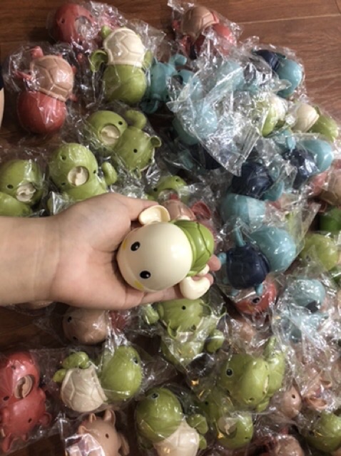 Rùa con thả bể bơi chạy dây cót (màu ngẫu nhiên)