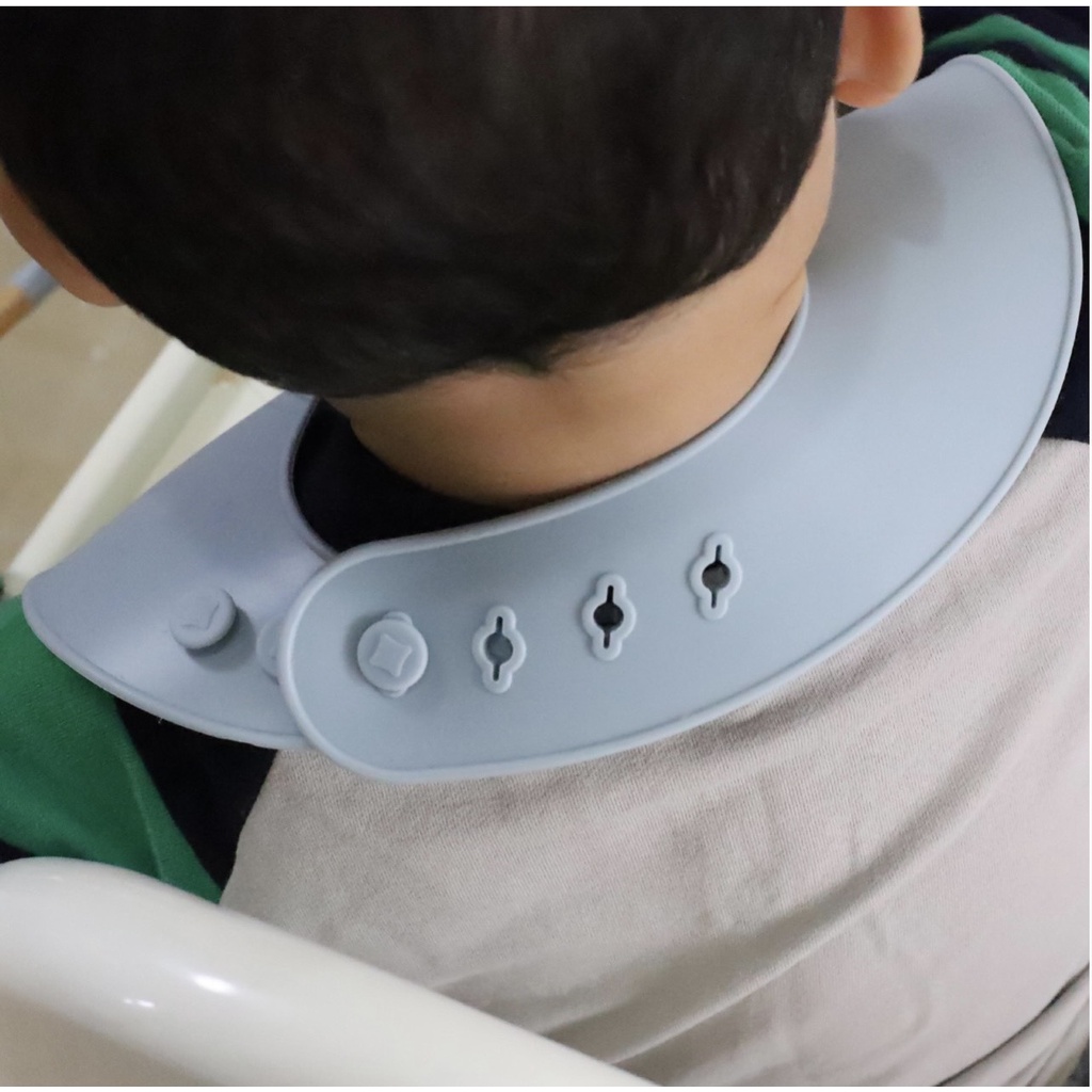 Yếm ăn dặm silicon cho bé có máng chất liệu an toàn mềm mại có nhiều nấc điều chỉnh tiện lợi ( Yếm màu trơn )