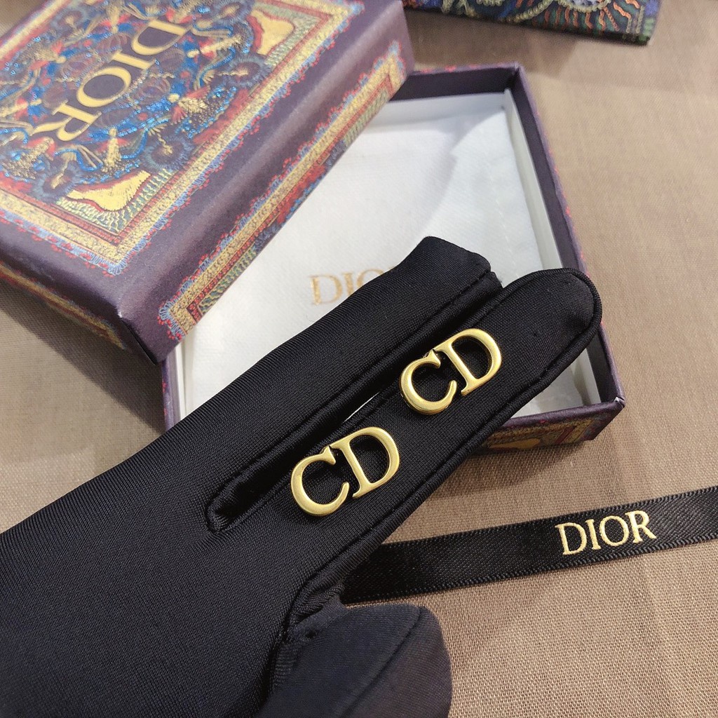 Khuyên tai Dior kiểu dáng độc đáo nữ tính thanh lịch