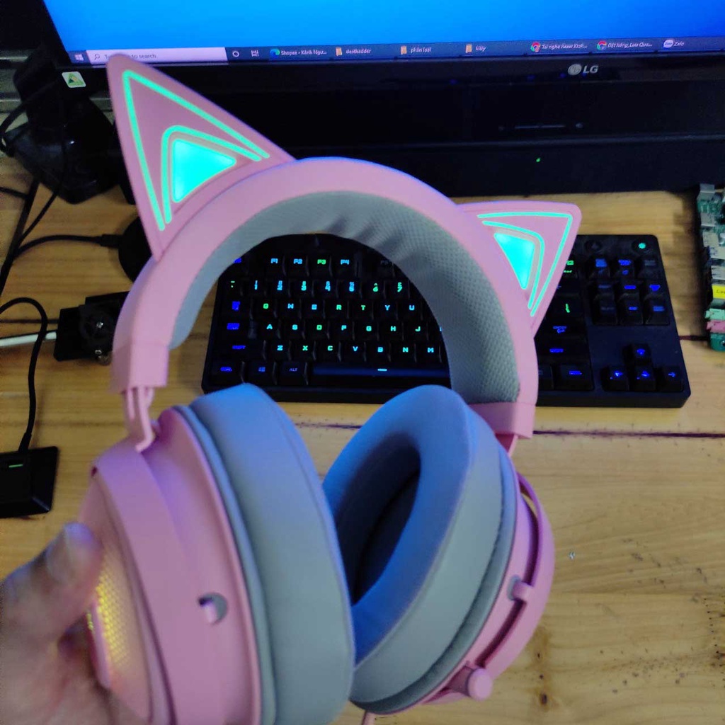 Tai nghe mèo chụp tai Razer Kraken Kitty Chroma Quartz màu hồng nữ tính - Hàng chính hãng