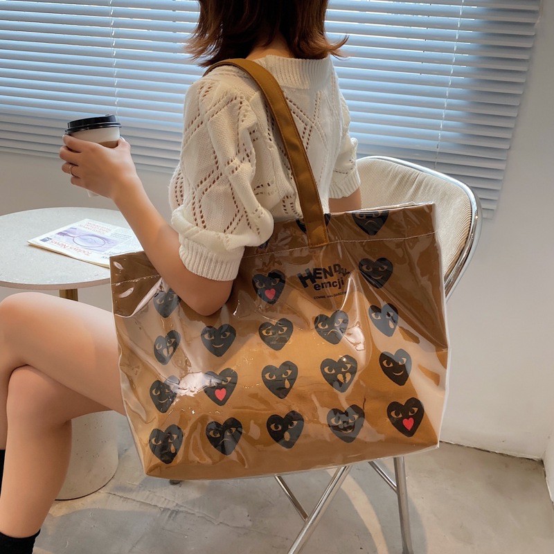 Túi tote CDG play kích thước to bỏ được nhiều đồ.