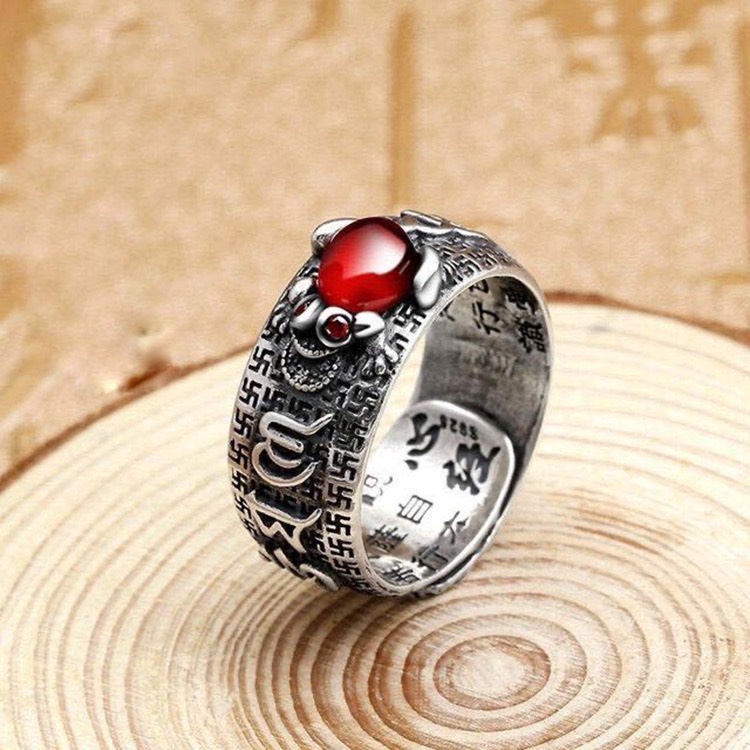 Nhẫn Nam Nữ Tròn Khảm Ngọc Đỏ Tì Hưu, Cóc Vàng Tài Lộc Chạm Khắc Màu Bạc Thời Trang Chất Titan Đẹp Đơn Giản Không Gỉ Max