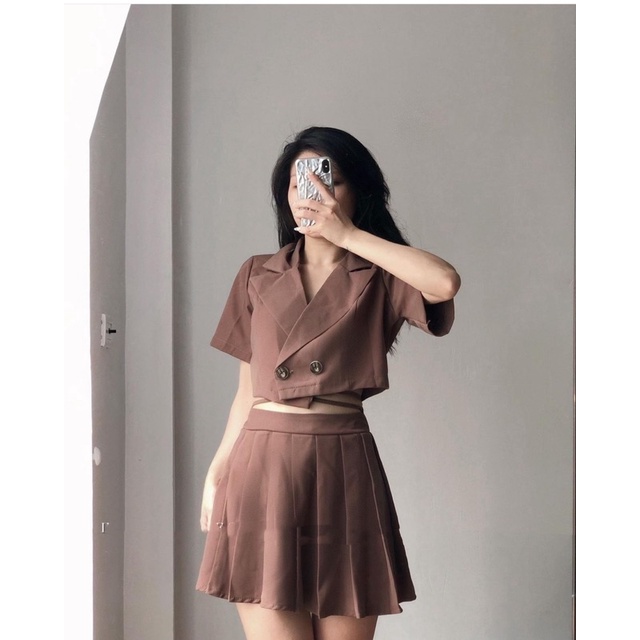 Set áo vest cộc tay kèm chân váy xếp ly dây thắt eo