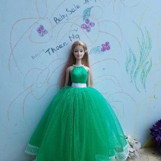Đầm handmade dành cho búp bê Barbie.