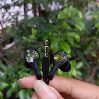 Tai nghe LG V30 B&O có núm phụ tặng cáp micro usb, type c