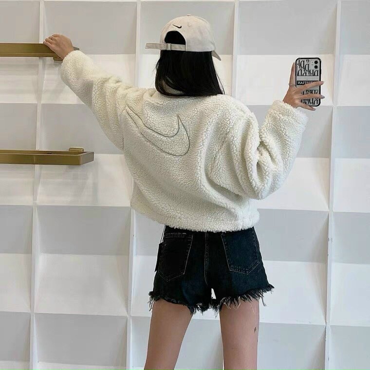 Áo Croptop lông nữ dài tay thêu logo dày dặn cực xinh | BigBuy360 - bigbuy360.vn