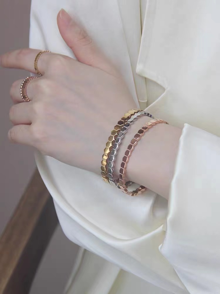 Vòng tay thép titan mạ vàng 18k kim cương khóa hình tổ ong đơn giản dễ phối đồ không dị ứng phong cách dành cho nữ