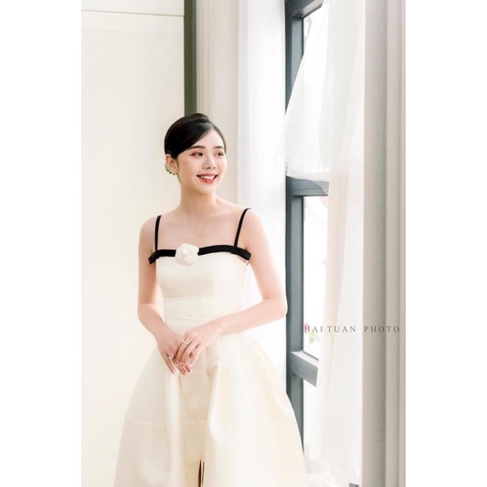 Váy trắng tacta 2 dây tiểu thư kèm hoa cài