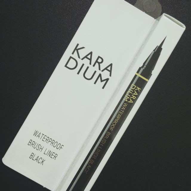 Bút dạ kẻ mắt Karadium Waterproof Brush Liner Black Hàn Quốc - Đường Kẻ Sắc Nét, Thu Hút Ánh Nhìn - Amora Skinlab