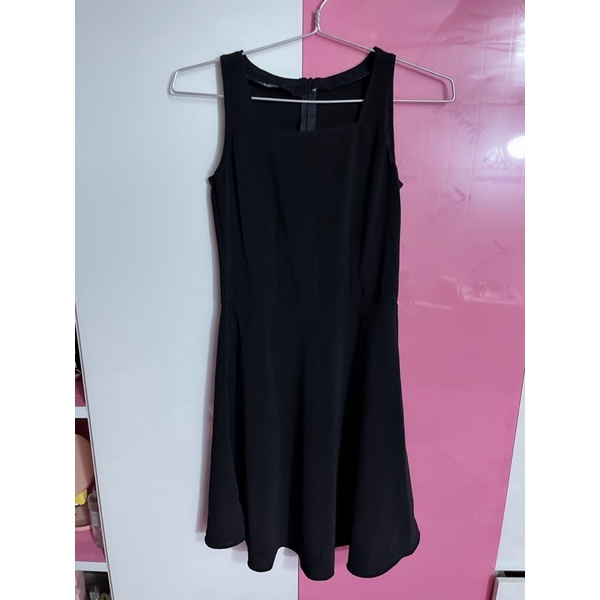 Đầm thiết kế ren hoa