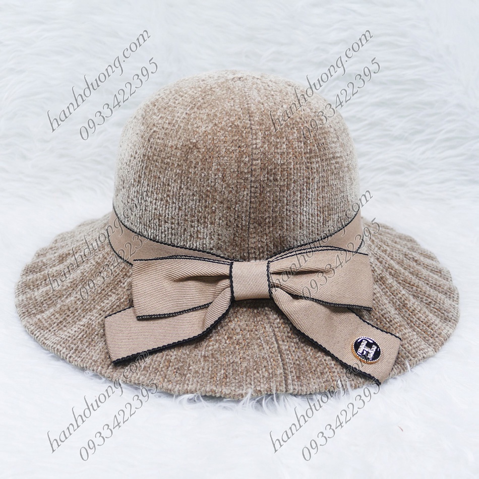 Mũ bo nhung vành xếp ly có thắt nơ chữ H, hàng quảng châu vành rộng 8cm, phía trong có 2 dây rút ở vành đai phù hợp cho