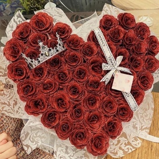 Bó hoa nhũ trái tim tặng kèm vương miện