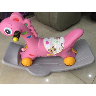[LOẠI TỐT] Ngựa bập bênh đa năng phát nhạc kết hợp xe chòi chân có cần đẩy và tựa lưng bánh phát sáng cho bé