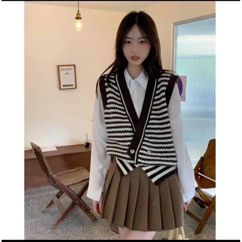 [Ảnh thật/sẵn] Áo gile len kẻ cúc lệch lượn cổ sâu viền kẻ