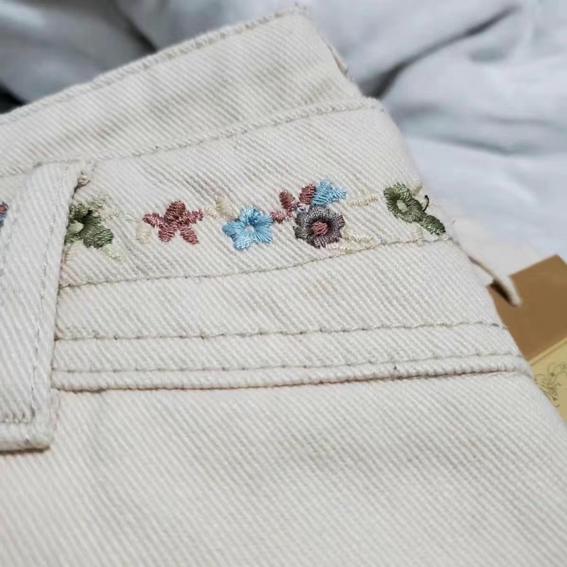Quần jean xuông cạp cao thêu hoa vintage