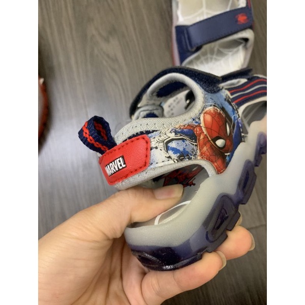 Sandal siêu nhân bé trai có đèn Marvel hai màu
