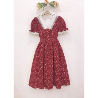 Váy đỏ xòe tim trắng