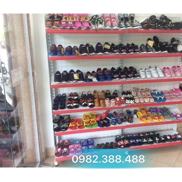 Kệ trưng bày giày dép cho cửa hàng
