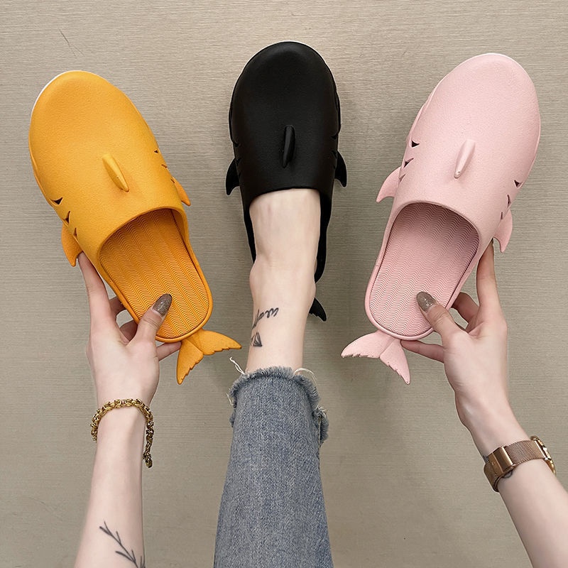 Dép đi trong nhà hình cá mập sáng tạo cho cả gia đình