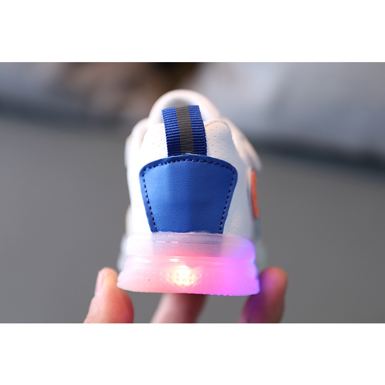 Giày Thể Thao Đế Mềm Siêu Nhẹ Thoáng Khí Có Đèn LED Thời Trang Hàn Quốc Cho Trẻ Em
