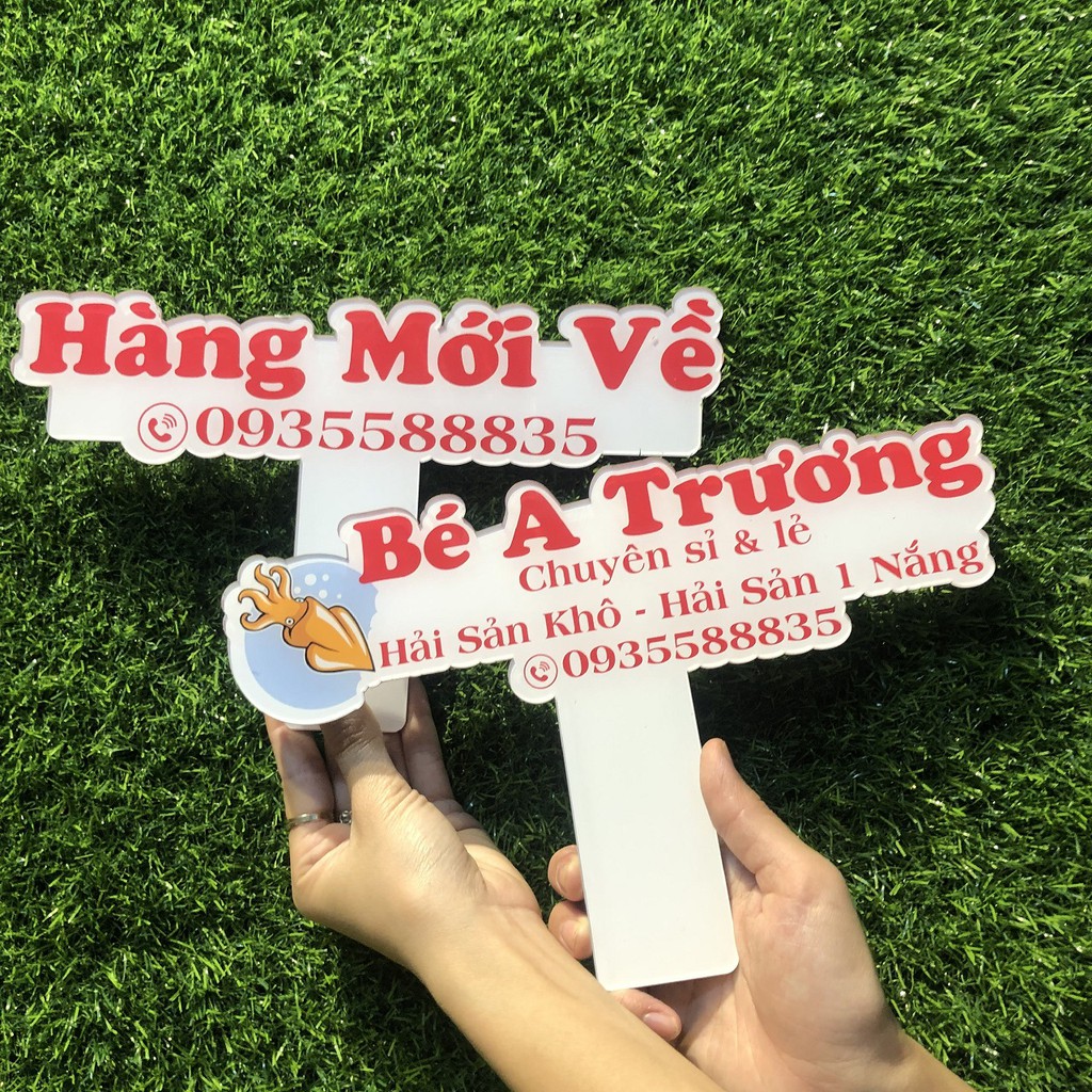 Bảng hiệu cầm tay mang tên shop của bạn