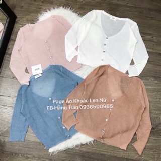 Áo khoác len mỏng cổ tim nút nhỏ ôm gọn nhẹ.