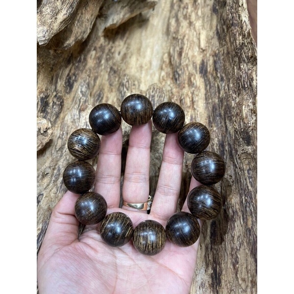 Vòng tay trầm hương sánh chìm